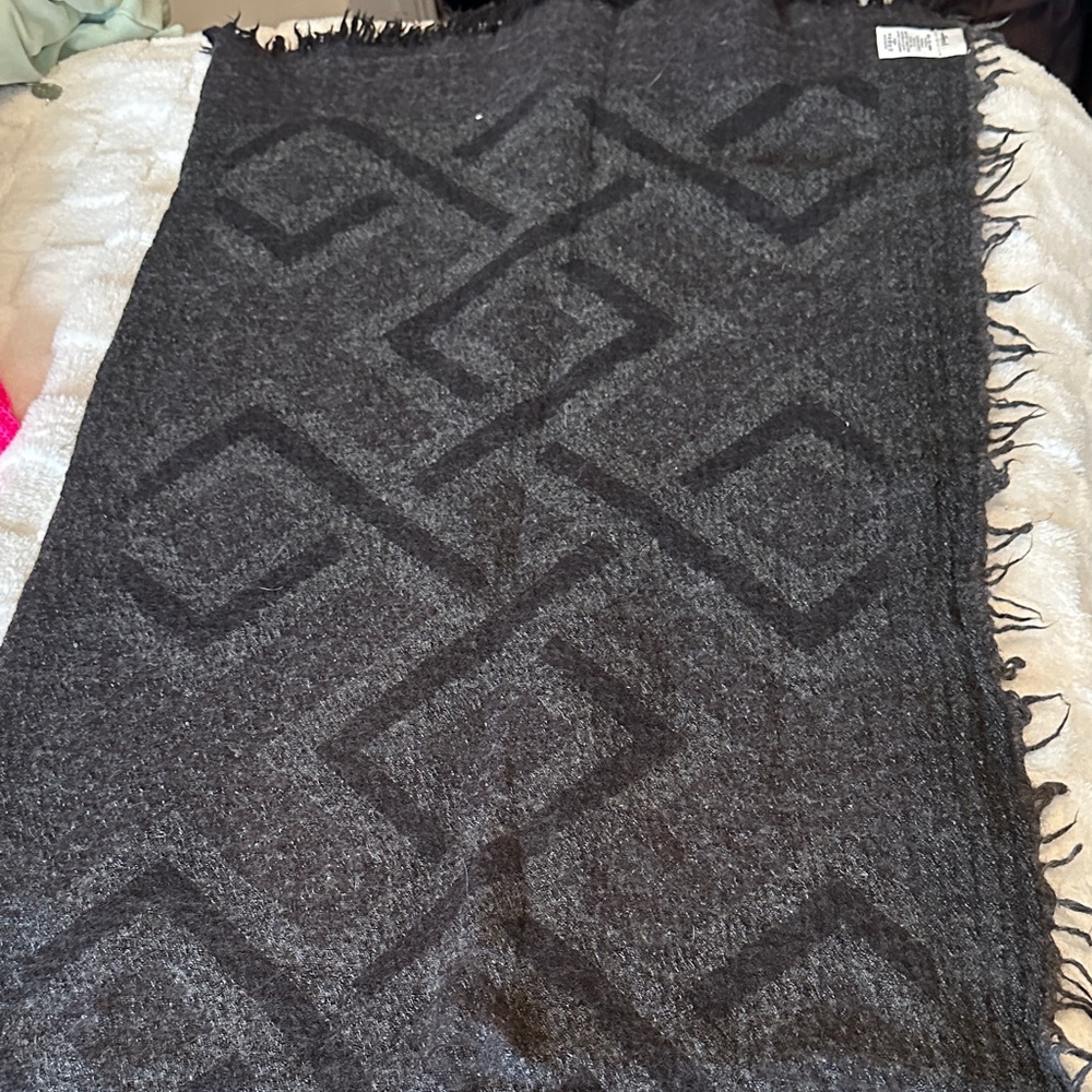 ***Wilfred Black Geometric Blanket scarf - Picture 3 of 9